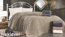 Indlæs billede til gallerivisning UDSALG: Luksuriøst sengetæppe med elegant design